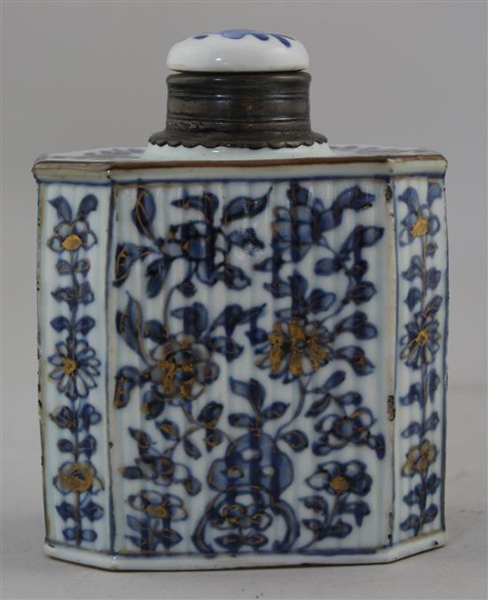 A Chinese export blue and white tea caddy, Kangxi period, 11.3cm